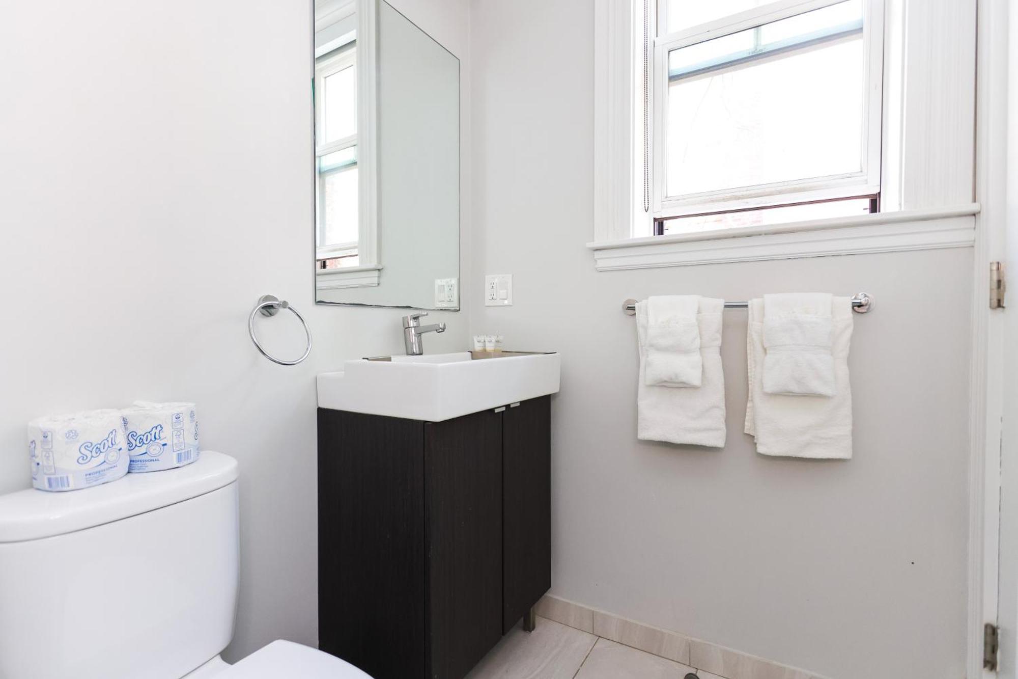 A Stylish Stay W/ A Queen Bed, Heated Floors.. #26 Brookline Eksteriør bilde