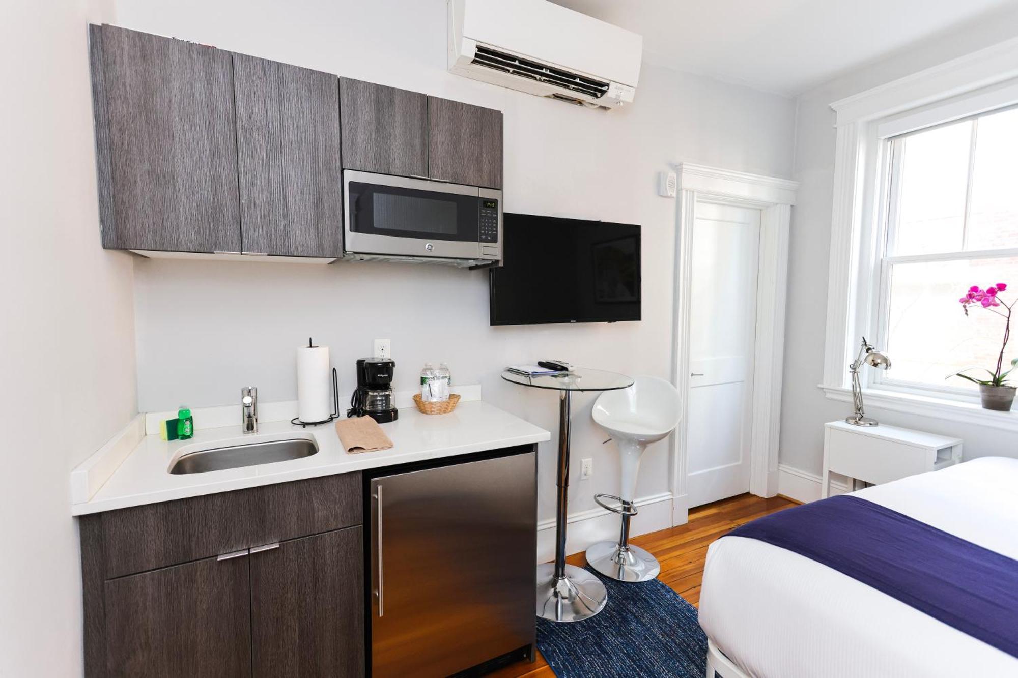 A Stylish Stay W/ A Queen Bed, Heated Floors.. #26 Brookline Eksteriør bilde