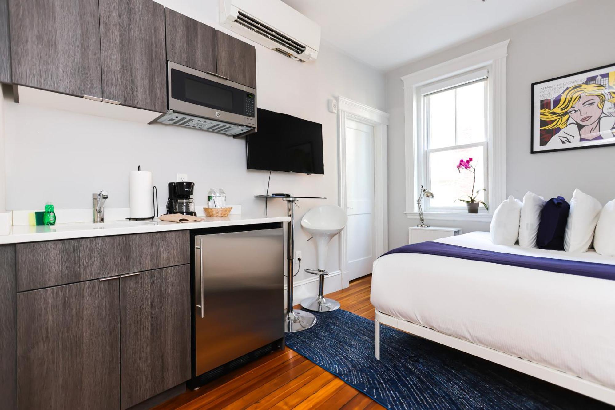 A Stylish Stay W/ A Queen Bed, Heated Floors.. #26 Brookline Eksteriør bilde